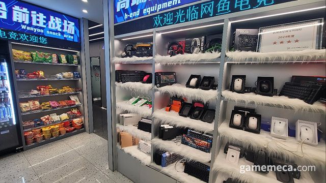 입구에는 각종 게이밍 장비와 (사진:게임메카 촬영)