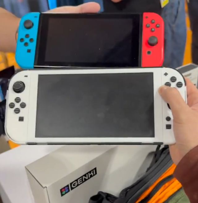 닌텐도 스위치와 스위치 2를 비교하는 모습