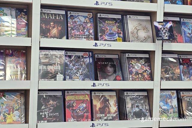 여러 인기 IP가 동시에 출시되며 매장은 꾸준하게 활력이 돌았다 (사진: 게임메카 촬영)