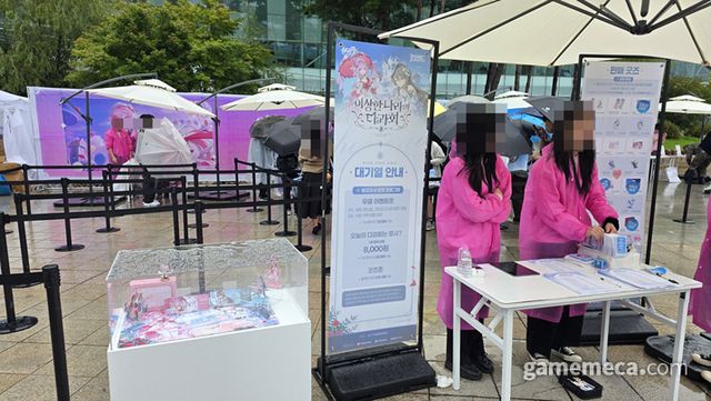 비 오는 날씨에 야외에서 만나볼 수 있었던 ‘붕괴3’ 행사장 (사진: 게임메카 촬영)