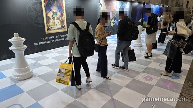 자신의 운을 시험해 보거나 체스판처럼 움직이는 미니 게임도 준비되어 있습니다 (사진: 게임메카 촬영)