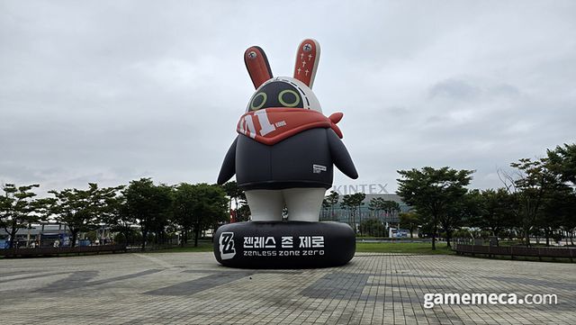 저 멀리서도 보이는 긴 줄과 ‘젠존제’의 마스코트 대형 이아스 (사진: 게임메카 촬영)