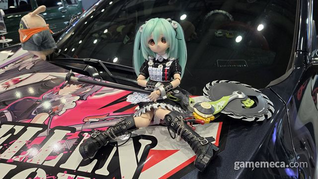 이제는 없으면 섭섭한 이타샤(痛車) 차량과 자작 인형 (사진: 게임메카 촬영)