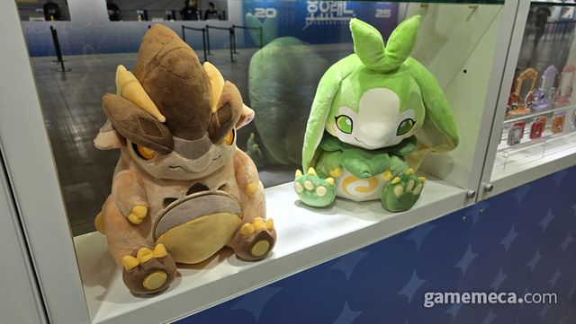 각 나라에서 판매 중인 호요버스 게임들의 굿즈들도 보입니다 (사진: 게임메카 촬영)