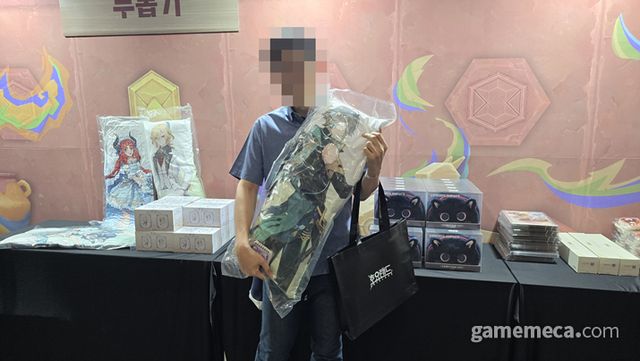 특별 상품을 수령하고는 매우 기분 좋아하셨습니다 (사진: 게임메카 촬영)