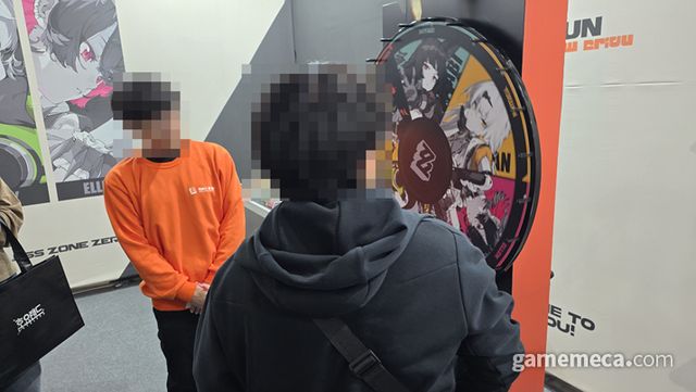 자신이 원하는 굿즈를 얻기 위해 잡고, 돌립니다 (사진: 게임메카 촬영)