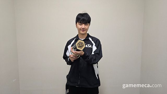 ASL 트로피를 든 박상현 선수 (사진: 게임메카 촬영)