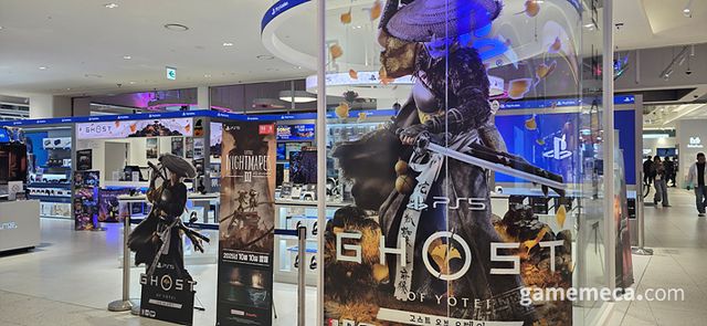 PS 취급 매장에서는 고스트 오브 요테이의 다양한 홍보물이 매장 전반을 차지했다 (사진: 게임메카 촬영)