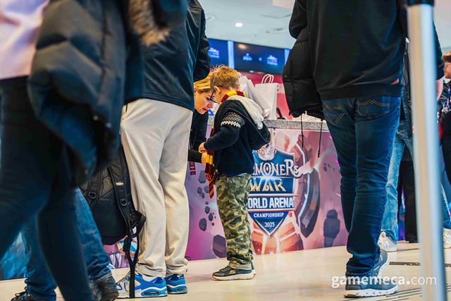 SWC 2025 월드 파이널 대회 현장을 방문한 소환사들 (사진제공: 컴투스)