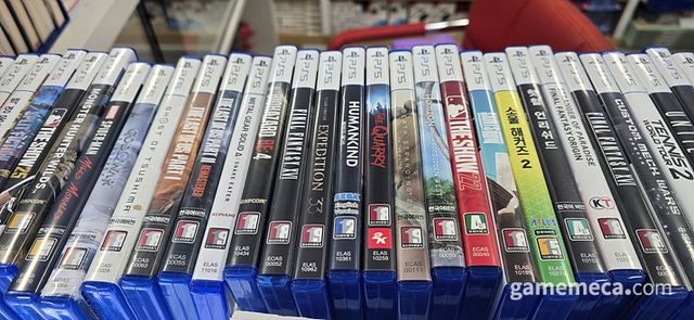 중고 타이틀 구역에서 올해 출시된 인기 신작들의 모습이 곧잘 확인됐다 (사진: 게임메카 촬영)