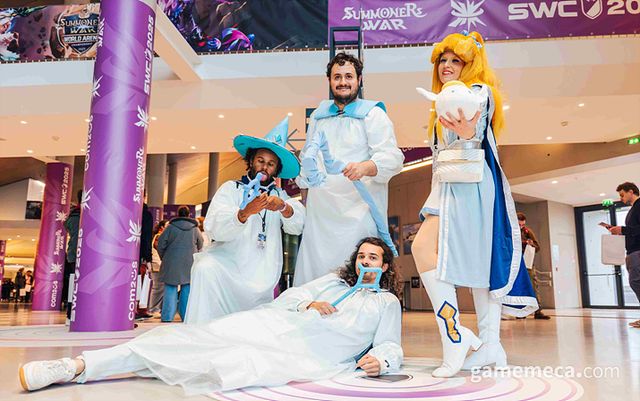 루루와 친구들, 아이린을 코스프레한 유저들도 만나볼 수 있었다 (사진제공: 컴투스)