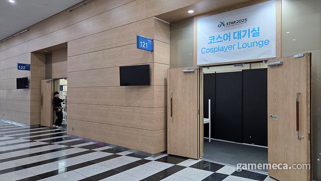 내부 준비에 정신 없는 코스어 대기실 너머로는 (사진: 게임메카 촬영)