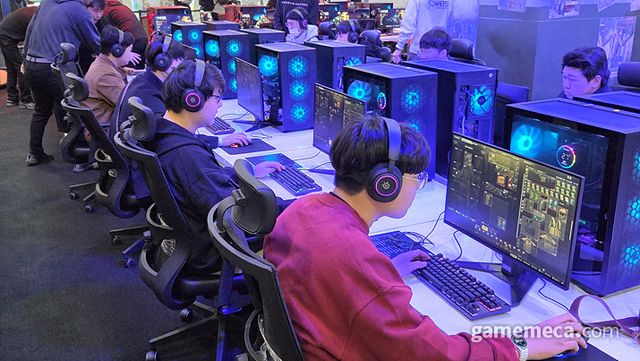 시연대에는 이른 시간부터 많은 유저가 아이템 파밍에 나섰다 (사진: 게임메카 촬영)