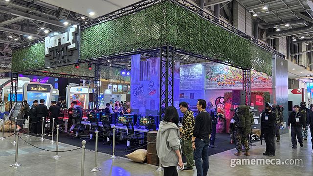 지스타 2025에 등장한 배틀스테이트게임즈 부스. 수풀로 위장에 못 찾을 뻔 했다 (사진: 게임메카 촬영)
