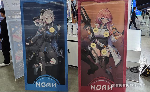 홀로그램을 활용해 보는 각도에 따라 달라지는 현수막도 있다 (사진: 게임메카 촬영)