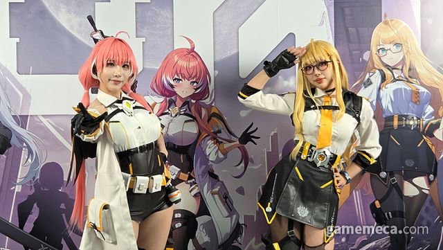 게임 캐릭터로 변신한 코스어들이 유저를 맞이하고 있따 (사진: 게임메카 촬영)