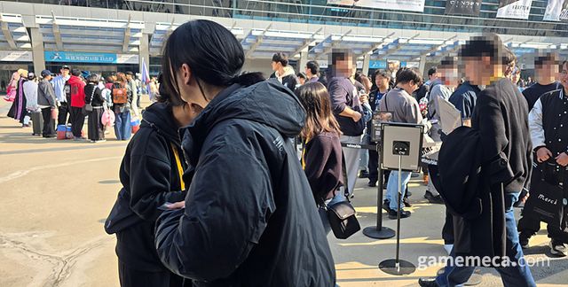 관람을 마치고 나서는 교환권을 받고 뽑기를 진행하면 된다 (사진: 게임메카 촬영)