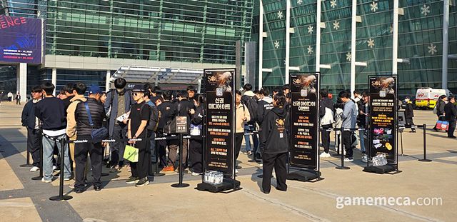 갓 개장한 오전부터 많은 사람들이 몰려 (사진: 게임메카 촬영)