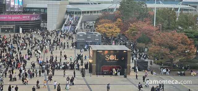 올해는 상대적으로 적은 2개의 야외부스가 설치됐다 (사진: 게임메카 촬영)