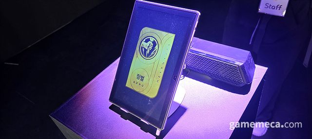 기다림을 끝내고 내부로 들어가면 한 대의 태블릿 PC와 함께 (사진: 게임메카 촬영)