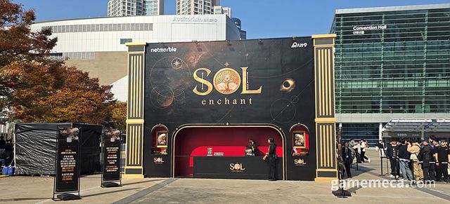 지스타 1관 앞 광장에 위치한 넷마블 '솔: 인챈트' 야외부스 (사진: 게임메카 촬영)