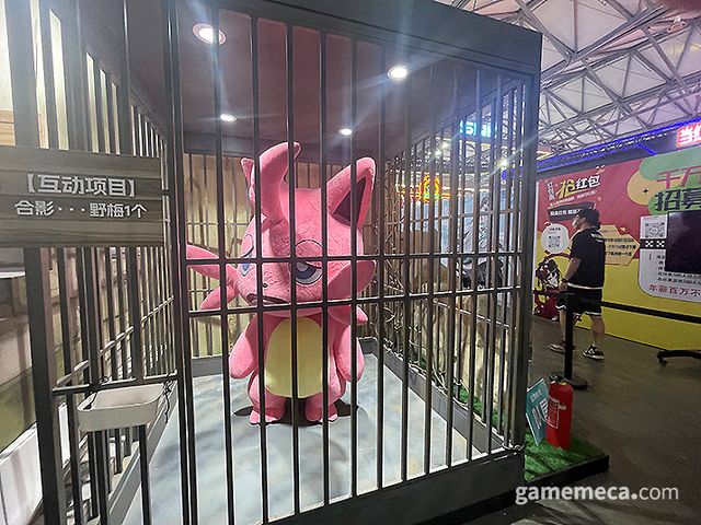 차이나 조이 2024, 쇠창살 뒤 갇힌 '까부냥' (사진: 게임메카 촬영) 