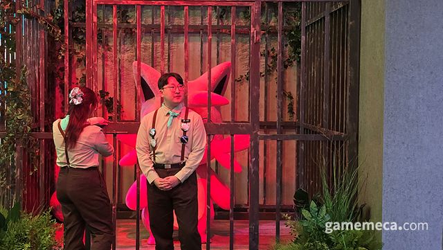 팰 사육사 뒤로 익숙한 실루엣이 보인다 (사진: 게임메카 촬영)