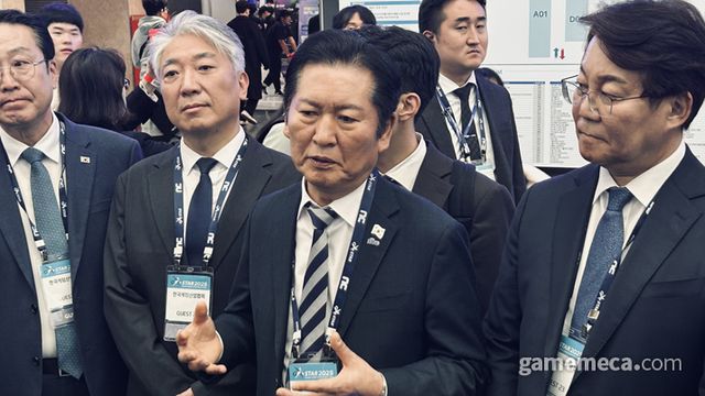 지스타를 찾아 마재윤을 언급해 논란을 산 더불어민주당 정청래 대표 (사진: 게임메카 촬영)