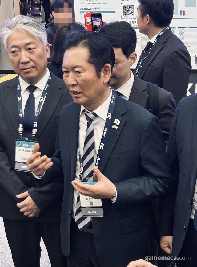 비공개 간담회 전 기자들과 담화를 나눈 정청래 대표 (사진: 게임메카 촬영)