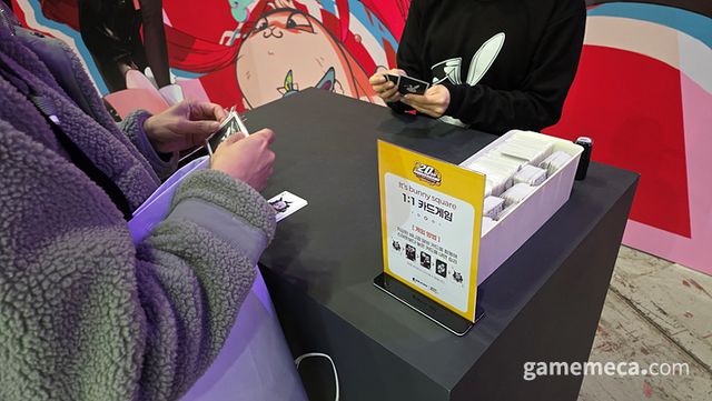 예쁜 바니걸과 함께 카드 게임을 해볼 수 있는 공간도 있었습니다 (사진: 게임메카 촬영)