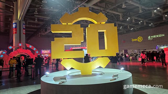 이번엔 주요 행사가 열리는 10홀로 넘어왔습니다 (사진: 게임메카 촬영)