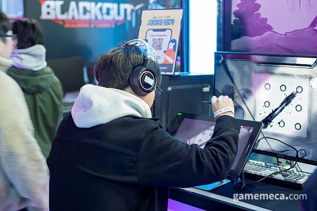 한붓그리기라는 독특한 조작과 직관적인 판정으로 많은 유저들이 몰렸던 지스타 부스 현장 (사진제공: 팀 무명)