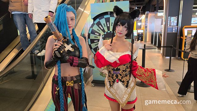 입장과 동시에 징크스와 아리 코스어가 반겨줍니다 (사진: 게임메카 촬영)