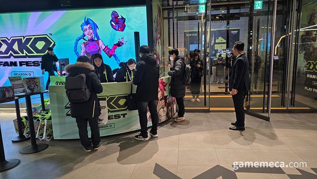 이른 시간 임에도 행사에 참여하기 위해 많은 분들이 현장을 찾아주셨습니다 (사진: 게임메카 촬영)