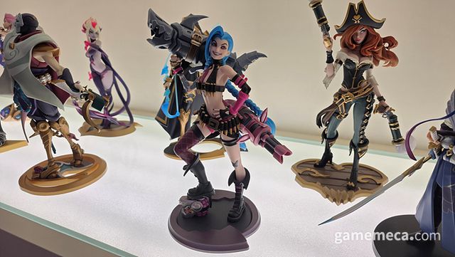 이벤트가 열린 젠지 PC방에서는 각종 롤 굿즈들도 구매할 수 있습니다 (사진: 게임메카 촬영)