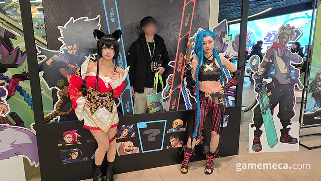 2XKO 캐릭터 선택 콘셉트로 사진을 찍을 수 있는 포토존 (사진: 게임메카 촬영)