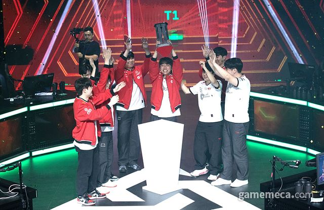 SVL 2025 우승을 거머쥔 T1 (사진제공: SOOP)
