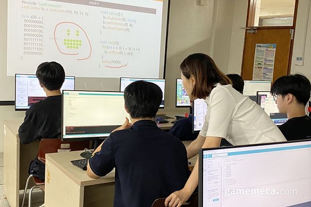 청소년 코딩공작소 교육 현장 사진 (사진제공: 웹젠)