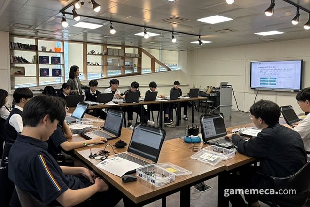 청소년 코딩공작소 현장 사진 (사진제공: 웹젠)