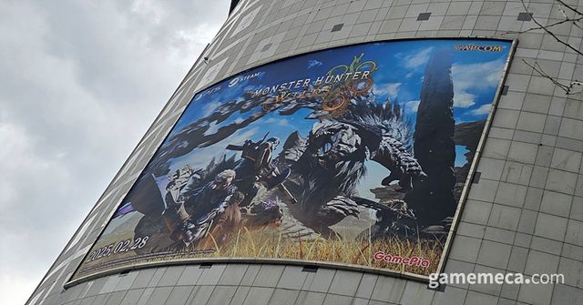 국제전자상가에는 헌터를 기다리는 거대한 포스터가 붙어 있었다 (사진: 게임메카 촬영)