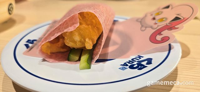 우렁찬꼬리를 연상케하는 새우튀김과 오이, 명란마요 소스가 조화로워 바삭한 식감과 짭쪼름한 맛이 입맛을 돋궜습니다 (사진: 게임메카 촬영)