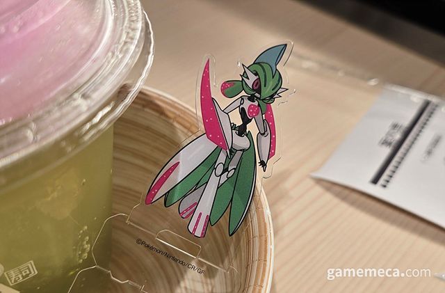 무쇠무인 장식은 처음에 이렇게 등장하는데요, 하단의 스탠드를 접어 빨대에 꽂으면 위와 같은 비주얼을 낼 수 있습니다 (사진: 게임메카 촬영)