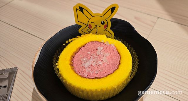 다음으로는 피카츄의 붉은 볼을 상징한 롤케이크였는데요. 위에 있는 설탕 토핑이 '