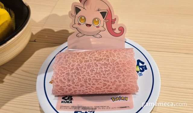 가장 먼저 맛본 것은 우렁찬꼬리의 새우튀김 크레이프 말이입니다 (사진: 게임메카 촬영)