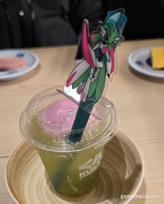 마지막으로는 무쇠무인의 피치메론소다를 먹어봤습니다. 메론소다에 피치샤벳이 올라간 달콤한 탄산음료입니다 (사진: 게임메카 촬영)