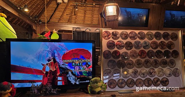 QR로 주문을 마치면 음식이 나올 때까지 자유롭게 돌아다닐 수 있다. 주점 내 모든 공간은 몬헌 굿즈로 채워져 있어 다양한 볼거리를 만나볼 수 있다 (사진: 게임메카 촬영)