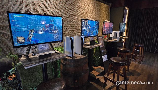 4인이 한 팀이 돼 사냥을 할 수 있는 4인 시연대 (사진: 게임메카 촬영)