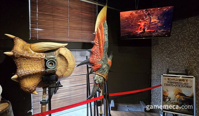 더불어 곳곳에 게임 내 장비를 실물과 유사하게 구현한 다양한 장식들로 마치 헌터들이 자신의 무기를 잠시 내려 놓은 기분을 받을 수 있다 (사진: 게임메카 촬영)