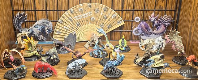 옆으로는 다양한 피규어, 타이틀, 사인 등을 보관한 전시장과 함께 (사진: 게임메카 촬영)