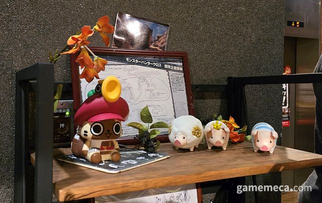 나가는 길에도 다양한 아트워크와 장식물들이 전시돼 실제 조사단이 된 기분을 느낄 수 있다 (사진: 게임메카 촬영)